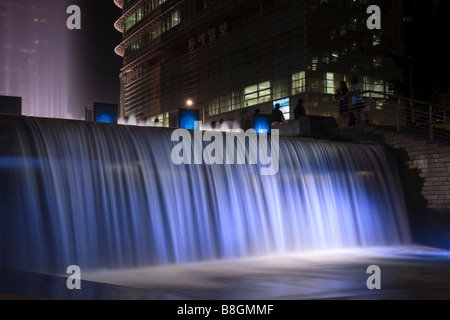 Wasserfall am Beginn des Cheonggyecheon (Cheonggye Stream), Seoul, Südkorea Stockfoto