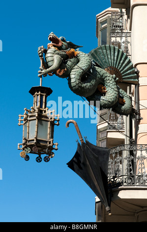 Skulptur eines Drachen auf der Seite der Casa Quadros aufbauend auf La Rambla Barcelona Spanien Stockfoto