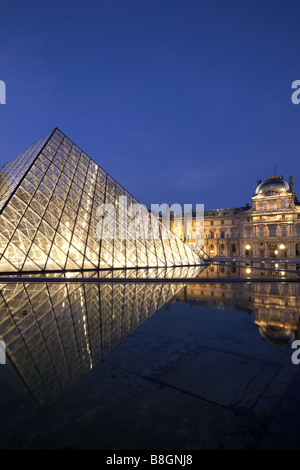 Lamellen-Museum in der Nacht in Paris Stockfoto