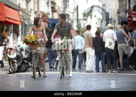 Junges Paar Biken auf der Velib® im Zentrum von Paris, Frankreich. Stockfoto