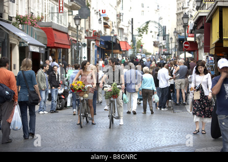 Junges Paar Biken auf der Velib® im Zentrum von Paris, Frankreich. Stockfoto