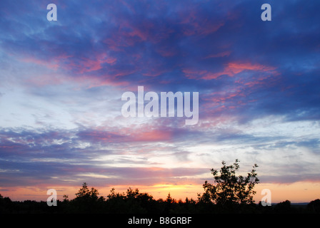 Sunkissed rosa Wolken am Himmel. Stockfoto