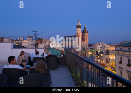 Polen Krakau Terrasse Bar des Hotel Stary und Ansicht des Rynek Glowny am Abend Stockfoto