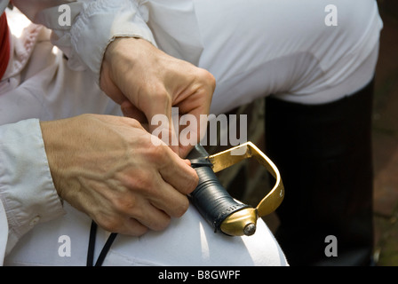 Kostümierte Schauspieler Reparaturen ein Schwert, Betsy Ross House, Philadelphia, Pennsylvania. Stockfoto