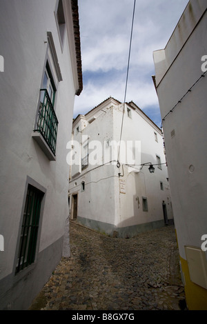 Eine schmale Straße in Evora Portugal ist ein UNESCO-Weltkulturerbe Stockfoto
