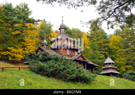 Eine rustikale orthodoxe Kirche auf einem Hügel mit Herbstlaub in den Catskill Mountains of New York Staat USA Stockfoto