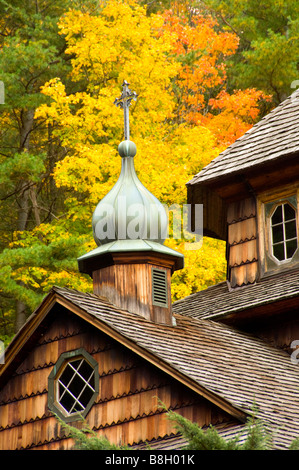 Eine rustikale orthodoxe Kirche auf einem Hügel mit Herbstlaub in den Catskill Mountains of New York Staat USA Stockfoto