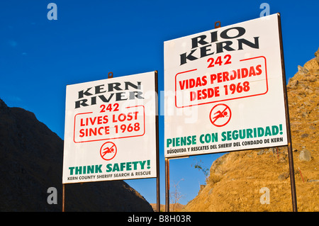 Schilder in Englisch und Spanisch am Eingang zum Kern River Canyon Warnung von Leben verloren California Stockfoto