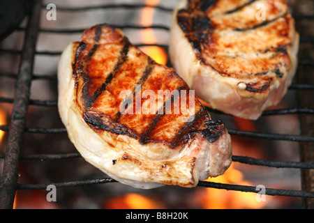 Bangalow Schweinekoteletts Grillen über offenem Feuer Stockfoto