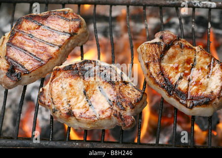 Bangalow Schweinekoteletts Grillen über offenem Feuer Stockfoto