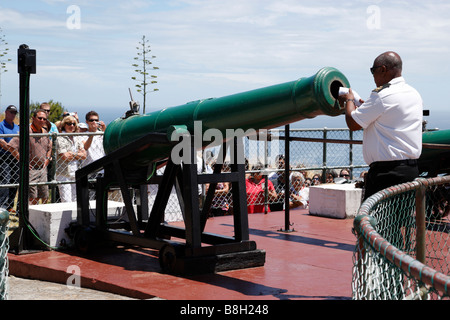 Laden und abfeuern Mittag Pistole die Löwen-Batterie auf Signal hill Kapstadt Südafrika Stockfoto