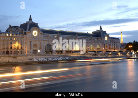 Musée d ' Orsay in Paris in der Abenddämmerung. Stockfoto