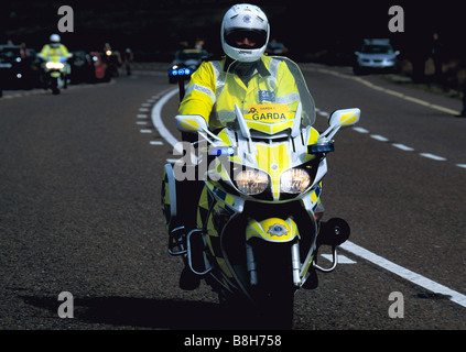 Motorrad-Polizist im Dienst auf Irlands Straßennetz, Stockfoto