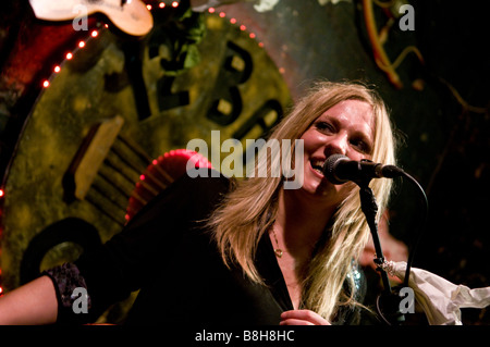 Tallulah Rendall führt auf der Bühne bei einem Auftritt in London, Großbritannien Stockfoto