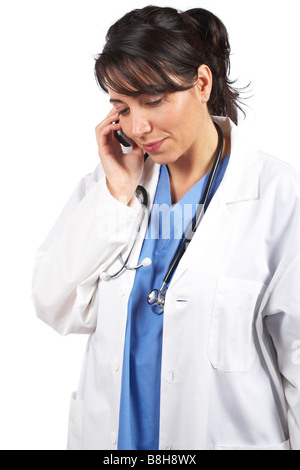 Freundliche Ärztin im Kittel mit Stethoskop im Gespräch mit Telefon Stockfoto