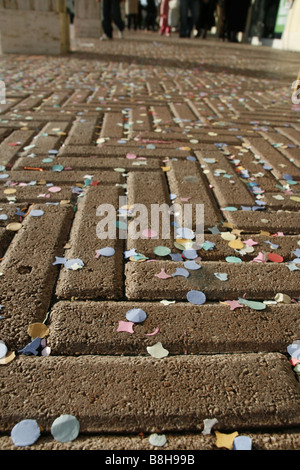 viele bunte Konfetti und Girlanden auf asphaltierten Straße Straße in Sonne Stockfoto