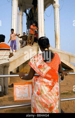 Indien Pondicherry indische Touristen Klettern auf Meer Statue von Gandhi Stockfoto