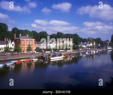 Malerische Aussicht auf den Fluss Dee in der alten Stadt Chester in der Nähe der Grenze zu Wales Stockfoto