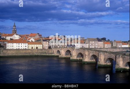 Berwick Brücke über dem Fluss Tweed in Berwick-upon-Tweed, die nördlichste Stadt in England Stockfoto