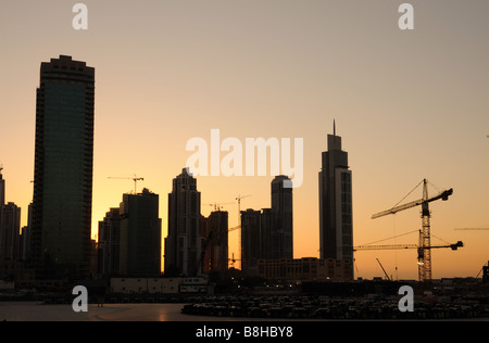 Wolkenkratzer-Baustelle bei Sonnenuntergang in Dubai Stockfoto