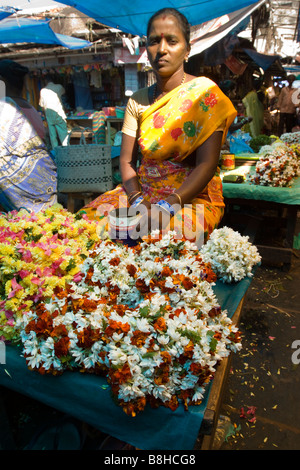 Hauptmarkt in Indien Pondicherry Stall zu verkaufen duftende Jasmine Blume Girlanden Stockfoto