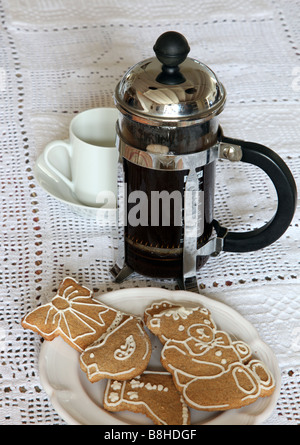 zwei Becher Getränketablett und Ungarisch Ingwer-Kekse Stockfoto