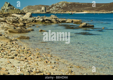 Klarem Wasser Strand auf Bryher Scilly-Inseln mit Blick über Tresco und Cromwells fort Stockfoto