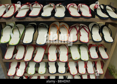 Sandalen zum Verkauf in Hoi an, Vietnam Stockfoto