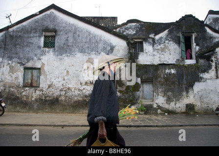 Frau Heimweg vom Markt in Hoi an, Vietnam Stockfoto