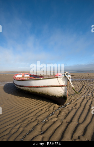 Boot auf Sand in Appledore, Devon mit blauem Himmel Stockfoto