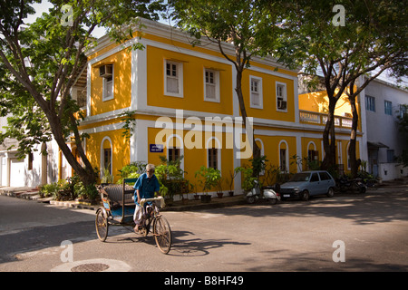 Indien Pondicherry Rue Dupuy Fahrradrikscha vorbei an restaurierten französischen Kolonialhaus Stockfoto