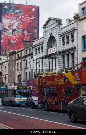 Touristen Sightseeing Bus in Lime St Liverpool mit großen FC Liverpool Werbetafel und der alten Futuristischen Kino im Hintergrund Stockfoto