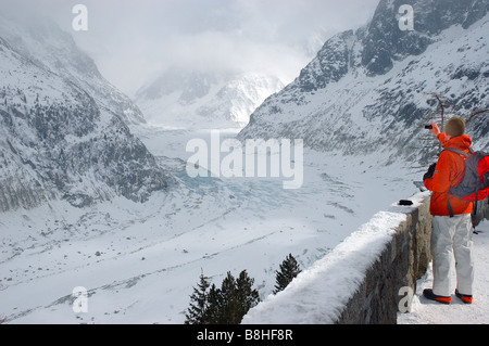 Mann fotografiert Gletscher Mer de Glace, Le Montenvers, Chamonix, Hochsavoyen, Frankreich 74. Stockfoto