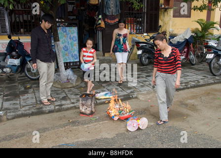 Familie brennen Angebote während der Tet Festival, Hoi an, Vietnam Stockfoto