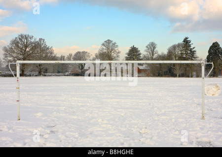Fußball-Torpfosten und schneebedeckten pitch Stockfoto
