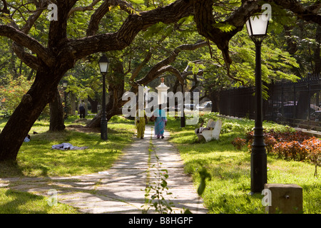 Indien Pondicherry Bharathi Park zwei Frauen gehen im Schatten der Bäume Stockfoto