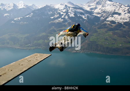 Base-Jump in den großen See von einem Objekt. Der ultimative Kick, einen BASE-Jump aus einem Brett mit einem Wingsuit zu tun. Stockfoto