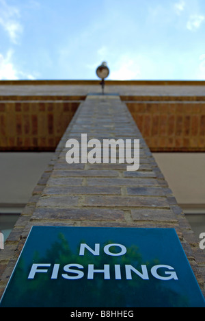 Schwarz und weiß keine Fischerei unterzeichnen am Fuß einer Mauer in Kingston nach Themse, Surrey, england Stockfoto