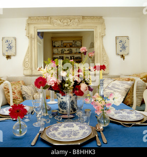 Nahaufnahme von gedeckten Tisch mit blauem Leinen Tischdecke, blaue und weiße Porzellan und Overmantle Spiegel Stockfoto