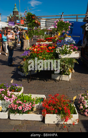 Blumen zum Verkauf am Marktplatz Kauppatori in Mitteleuropa Helsinki Finnland Stockfoto