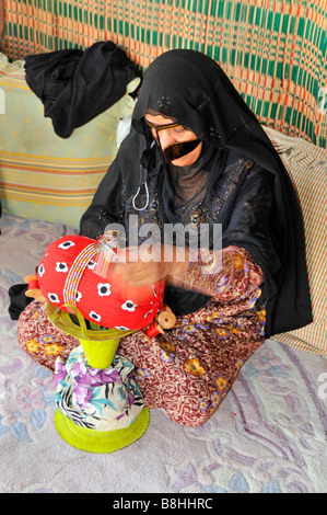 Fujairah Heritage Village zeigt arabische Frau in traditioneller Kleidung & Wohnraum Stockfoto