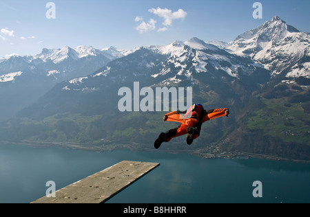 Base-Jump in den großen See von einem Objekt. Der ultimative Kick, einen BASE-Jump aus einem Brett mit einem Wingsuit zu tun. Stockfoto