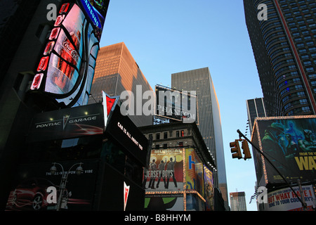 New Yorker Theaterviertel gegenübergestellt Midtown Bürogebäude Stockfoto