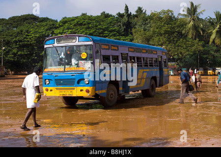 Indien-Tamil Nadu Mayiladuthurai Bus stehen Fluggästen lokale Busse Stockfoto