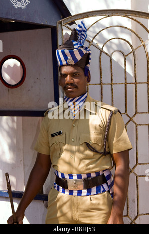 Indien Pondicherry bewaffnete Polizisten in Gesellschaftskleidung einheitliche Bewachung Polizei-station Stockfoto