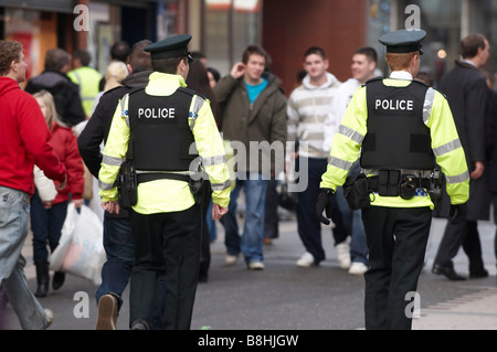 PSNI Police Service Northern Ireland Offiziere patrouillieren in Belfast Stockfoto