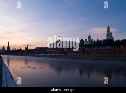 Panorama des Moskauer Kreml an einem Winterabend Stockfoto