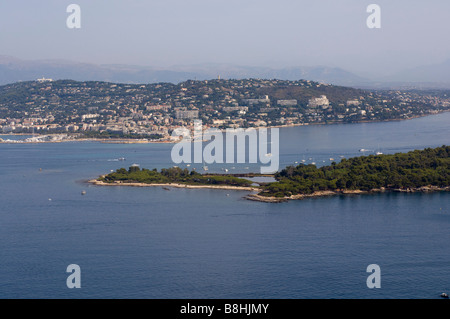 Ile Sainte Marguerite und Cannes auf Hintergrund Iles de Lerins Blick vom Hubschrauber Cote d Azur Frankreich Stockfoto