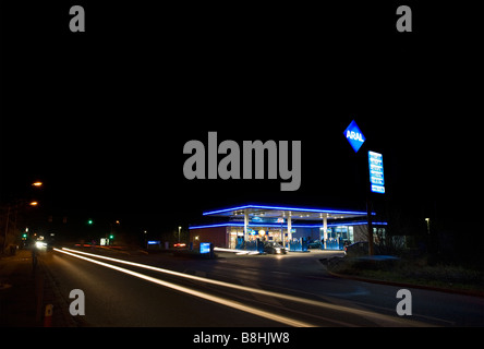 hell erleuchtet Aral-Tankstelle in der Nacht, Langzeitbelichtung Stockfoto