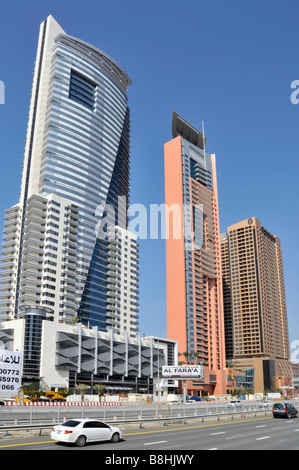 Dubai moderne Architektur auf der "Sheikh Zayed Road" mit Verkehr Stockfoto